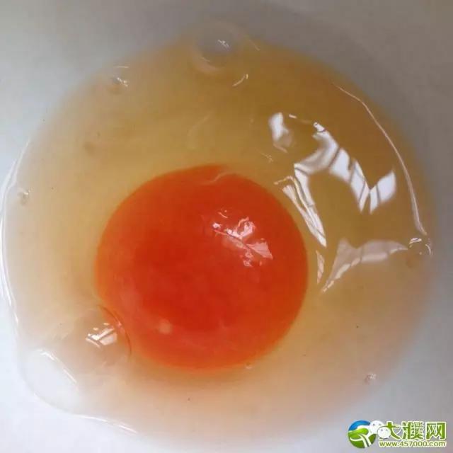 濮阳一商超现假鸡蛋，煮熟之后蛋黄似胶质，看你遇到过吗？