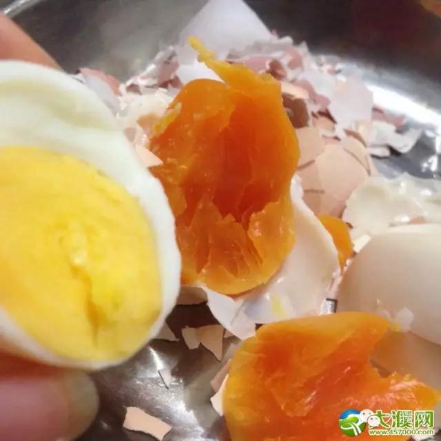 濮阳一商超现假鸡蛋，煮熟之后蛋黄似胶质，看你遇到过吗？