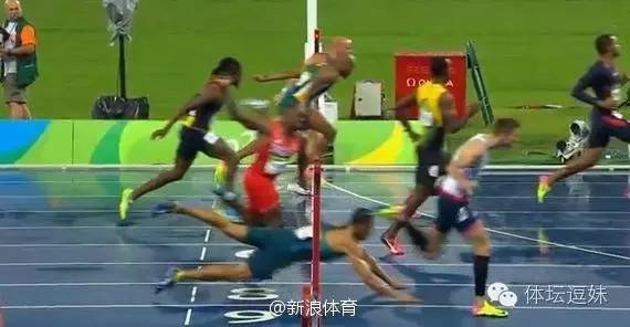 足球鱼跃冲顶可双手扶地吗,足球赛场踢中横梁