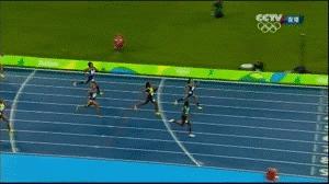 足球鱼跃冲顶可双手扶地吗,足球赛场踢中横梁