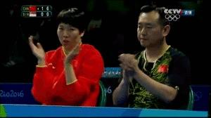 足球鱼跃冲顶可双手扶地吗,足球赛场踢中横梁