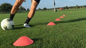 带球过杆射门,带球过半场很难么