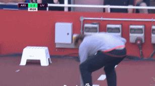 足球鱼跃冲顶可双手扶地吗,足球赛场踢中横梁