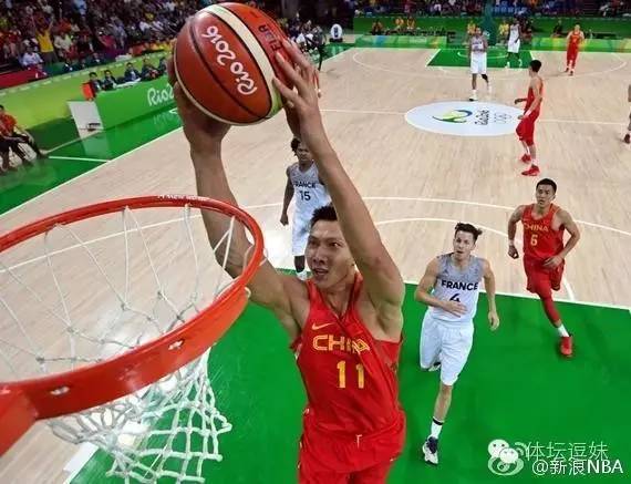 足球鱼跃冲顶可双手扶地吗,足球赛场踢中横梁