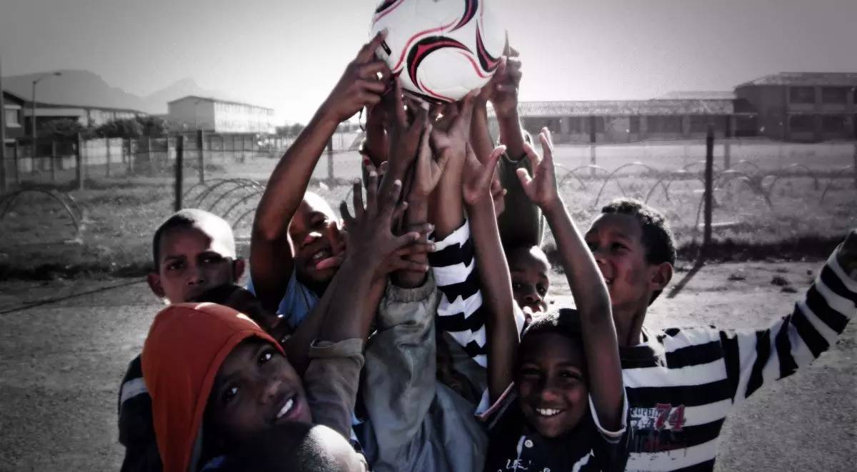 让数百万非洲贫困家庭用上了电，竟然仅靠一个大学生造的足球