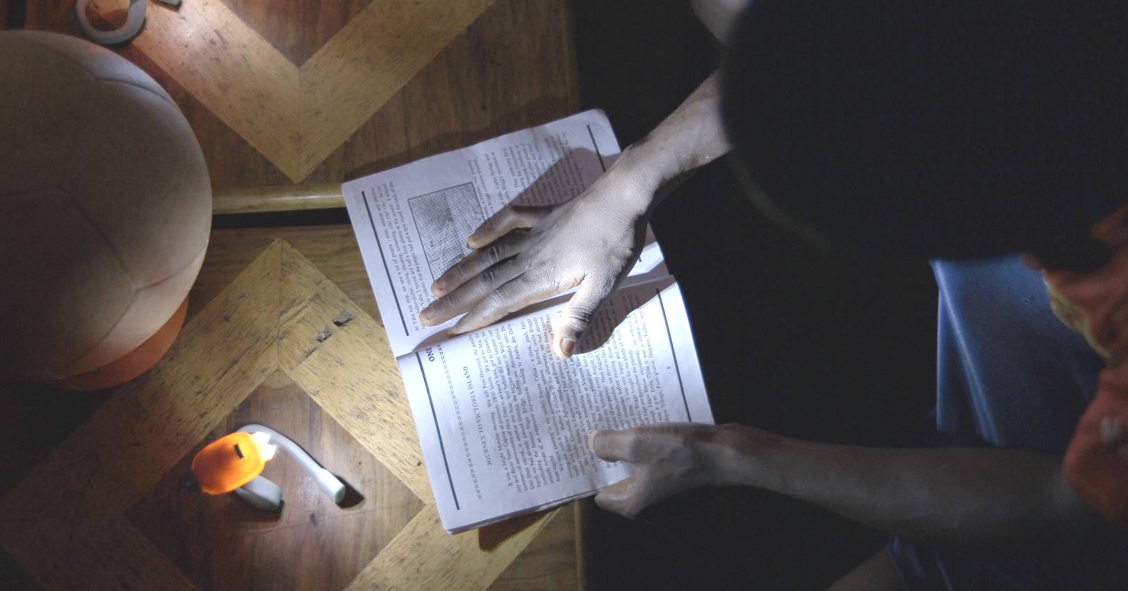 让数百万非洲贫困家庭用上了电，竟然仅靠一个大学生造的足球