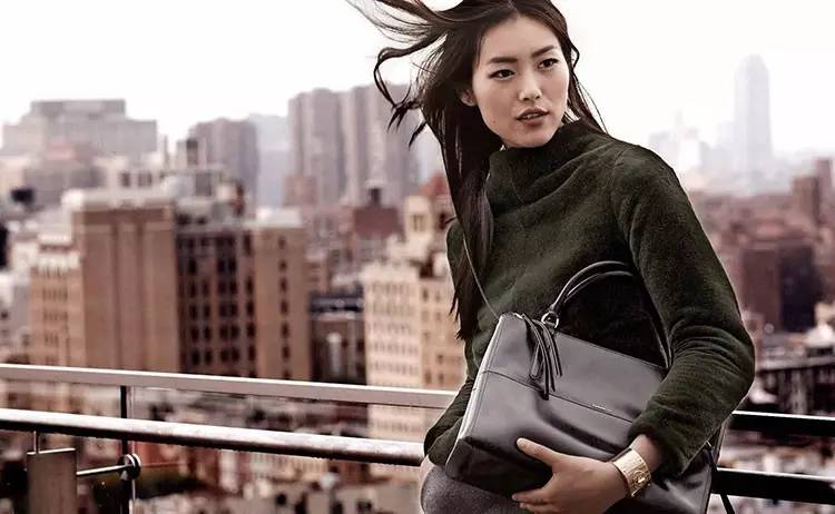 coach一款圆柱形的包,大logo的coach包