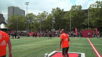 去他喵的足球梦！拜仁两“大佬”联手吊打40个小萌娃，笑尿啦！