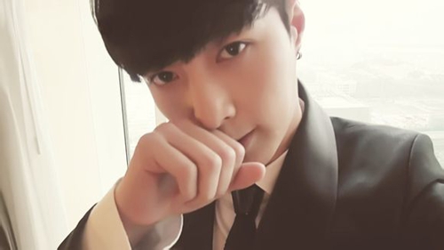 张艺兴给粉丝送礼,张艺兴给练习生粉丝送礼物