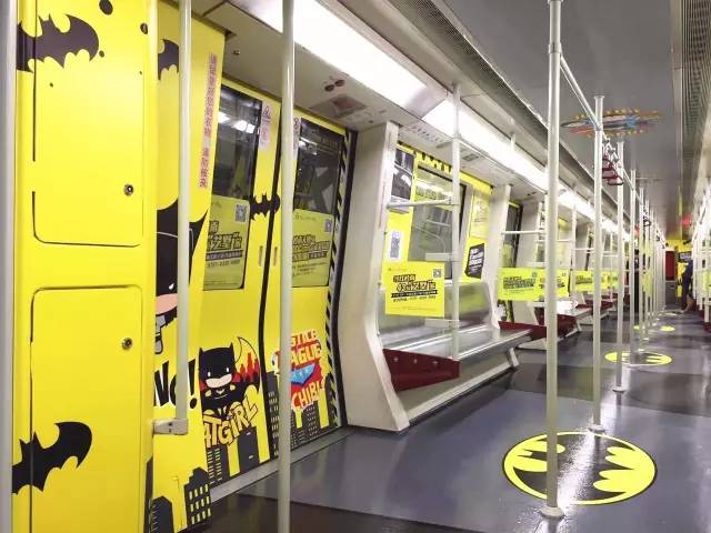 新奇|天惹！双层巴士变身“移动足球场”！还有正义联盟专列