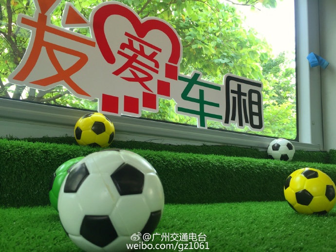 新奇|天惹！双层巴士变身“移动足球场”！还有正义联盟专列