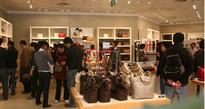 coach一款圆柱形的包,大logo的coach包