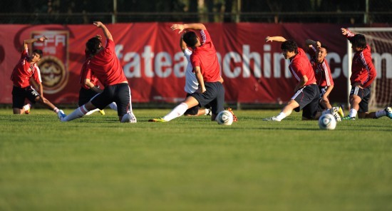 踢完球膝盖软策划疼怎么办,踢了球膝盖疼怎么回事