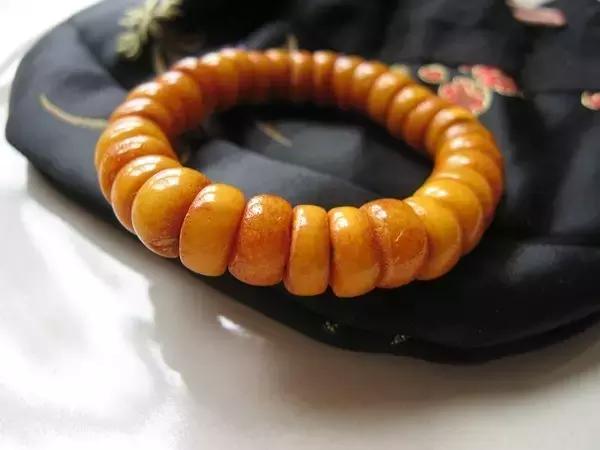 蜜蜡本来的模样,蜜蜡最后变的样子