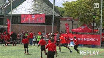 去他喵的足球梦！拜仁两“大佬”联手吊打40个小萌娃，笑尿啦！