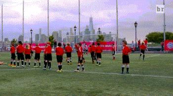 去他喵的足球梦！拜仁两“大佬”联手吊打40个小萌娃，笑尿啦！