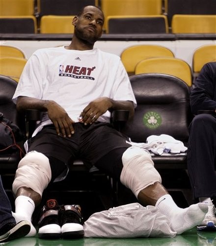 踢完球膝盖软策划疼怎么办,踢了球膝盖疼怎么回事