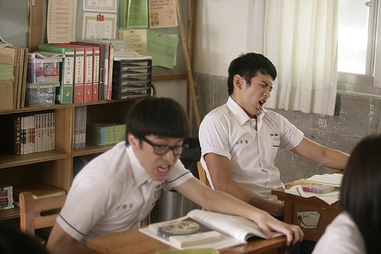 发现男朋友偷看别的女生怎么办,发现男友偷拍我正常吗