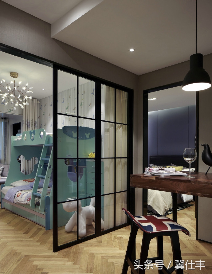 虽然很多人很喜欢这个案例，但我觉得有点乱，有点暗