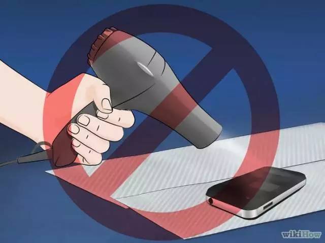 手机泡水里正确处理方法,手机泡水了怎么办一秒搞定