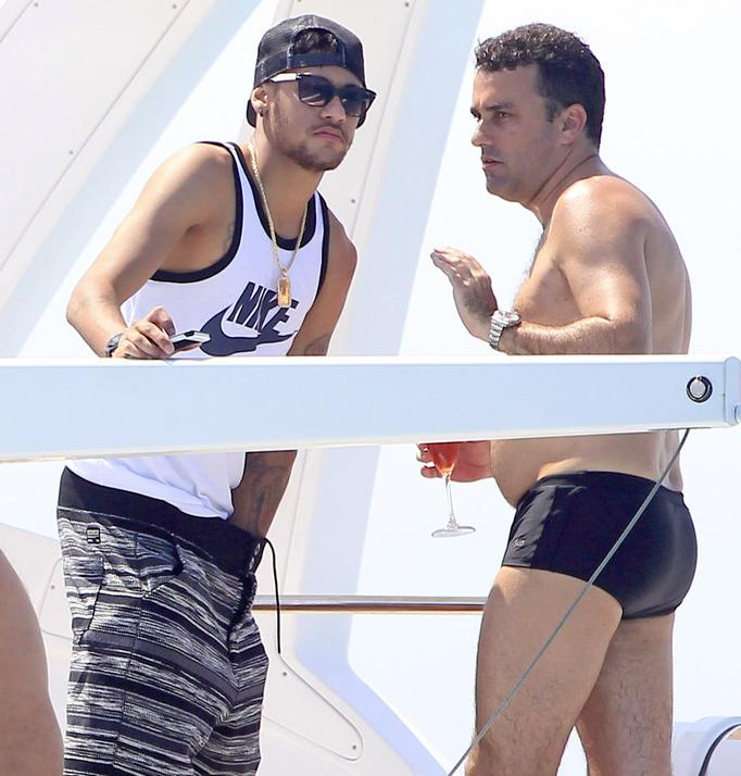 捂裆派龙抓手，足坛“抓鸟”合集