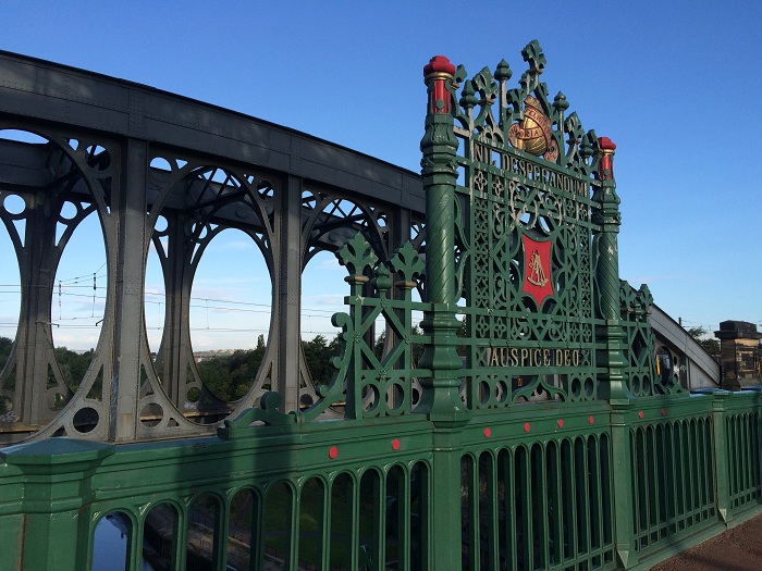 新英驻英记者毛竹欣：用队徽画一个最美东北小城桑德兰