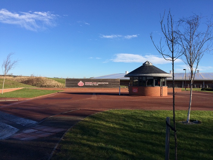 新英驻英记者毛竹欣：用队徽画一个最美东北小城桑德兰