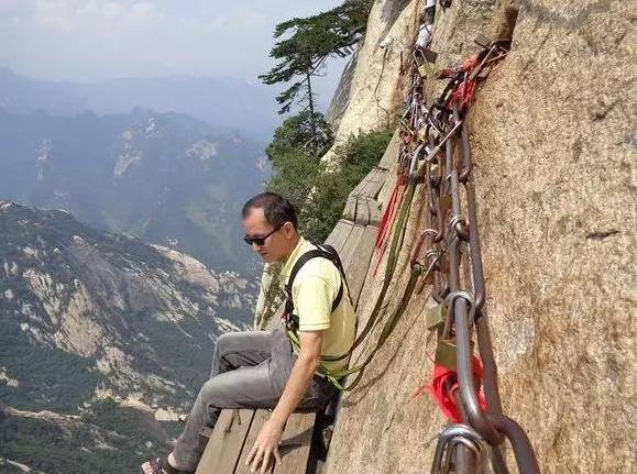 让人望而生畏的悬空栈道,挑战400米高的崖壁栈道是什么体验