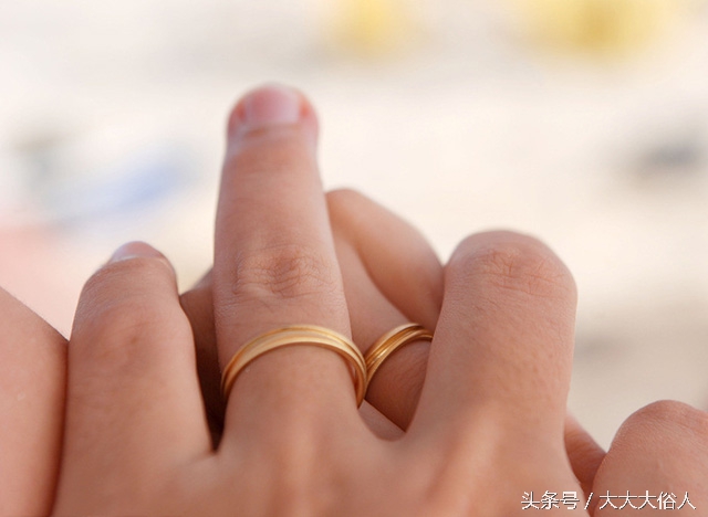 戒指戴中指对于女生什么意思,男人的戒指戴中指是什么意思呢