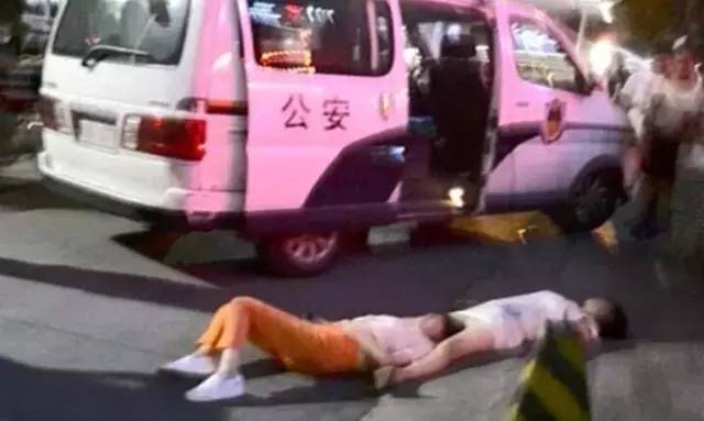 39度高温情侣吵架女子被气晕,两女子经历高温炙烤