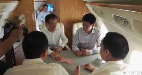 王健林飞机上斗地主,王健林首富直播