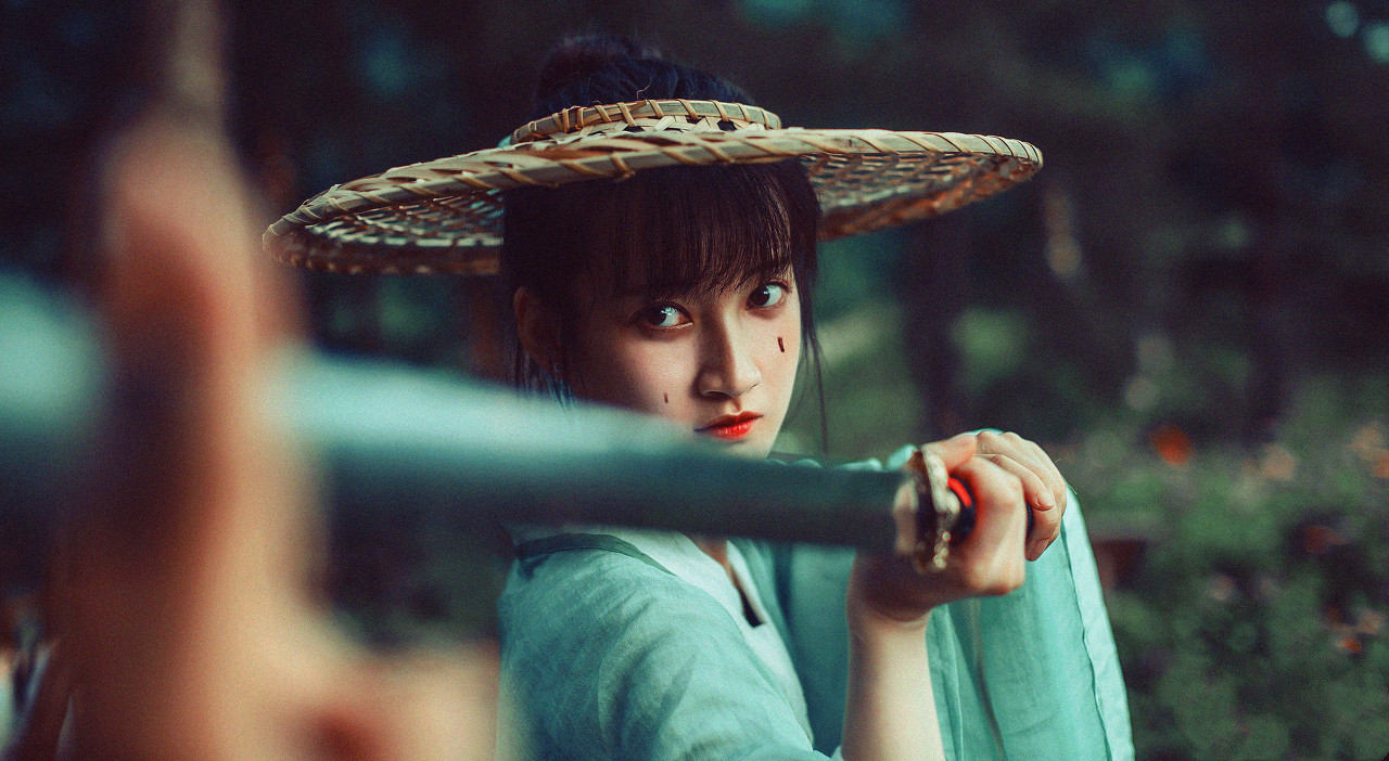 小说：他被吊在树上，他一只手拿着一根树枝，不断抽打着他的脑袋