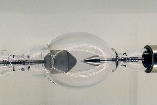 超高压汞灯的工作电压是多少,超高压汞灯灯泡