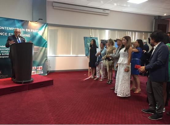 法国前总理拉法兰获赠中国当代画家刘念油画作品《光明与黑暗》