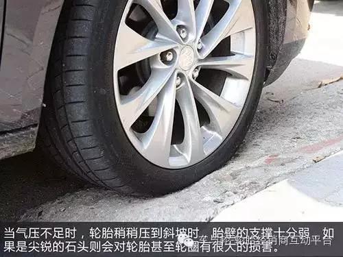 美女的车轮胎漏气了，于是上去帮她，最后美女脸红了？