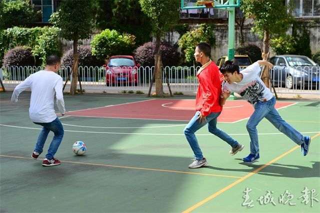 他们把特别的爱给了特别的孩子