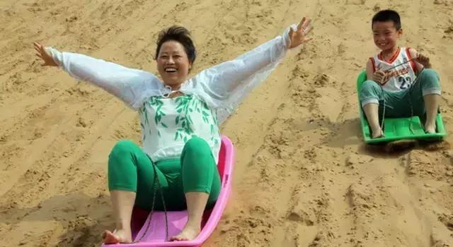 西安边上有个“沙坡头”，沙场冲浪、露营赏月，聊咋咧！