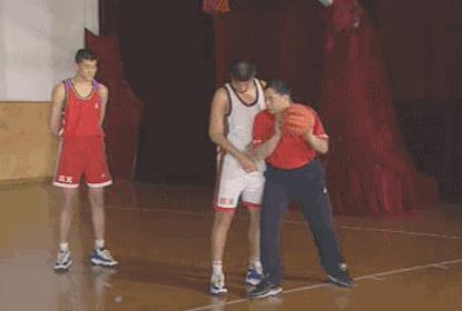 先抬起中枢脚再抬起非中枢脚投篮,转身后抬起中枢脚投篮会不会走步