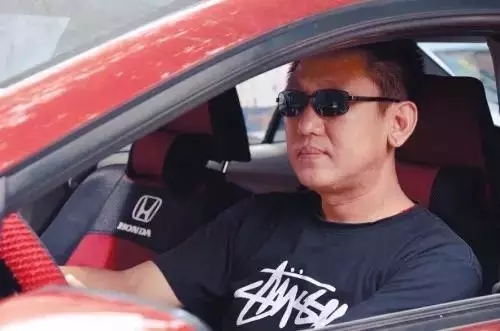 开车想要防晒选择哪种颜色的墨镜,开车戴的墨镜怎么选