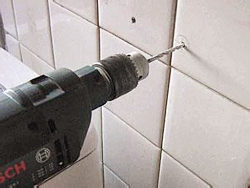 瓷砖怎么打眼不开裂？瓦工师傅只用三步就搞定了！管用