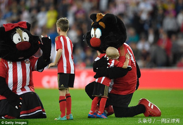 患癌球迷捐款13万,英超白血病小球迷