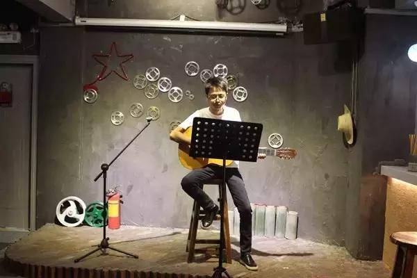 坪石第一家工业风清吧，在这里我可以泡一天。