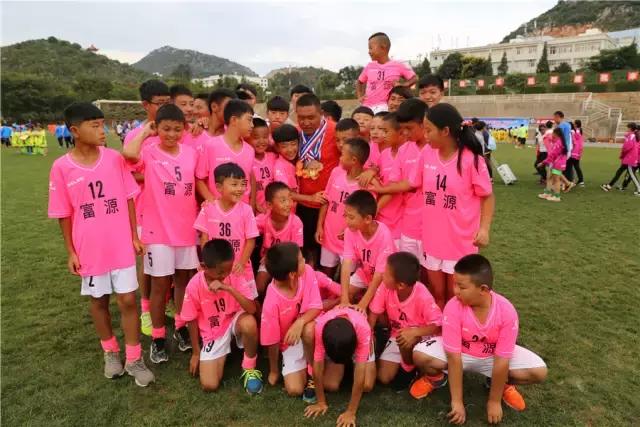 绿茵场上追逐梦想的少年,绿茵上的追梦者