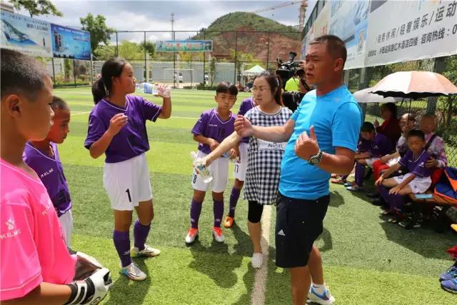 绿茵场上追逐梦想的少年,绿茵上的追梦者