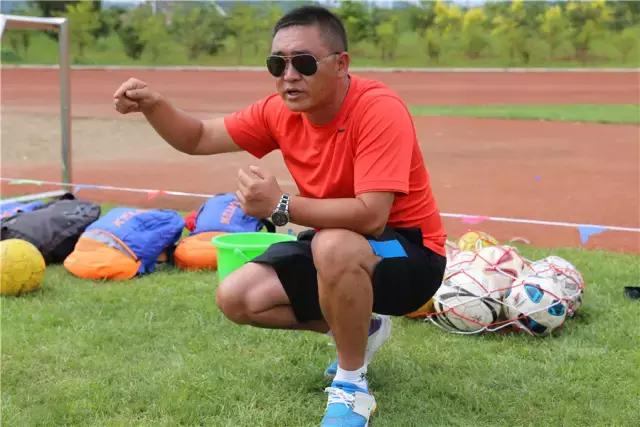 绿茵场上追逐梦想的少年,绿茵上的追梦者