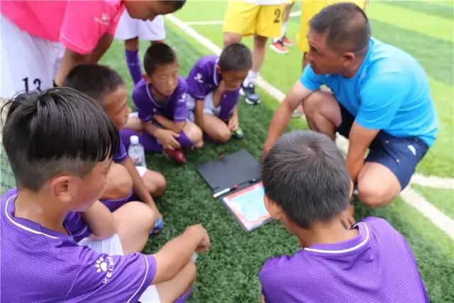 绿茵场上追逐梦想的少年,绿茵上的追梦者