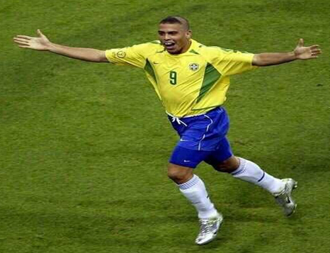 足坛唯一一个能将过掉门将做成集锦的男人！——罗纳尔多