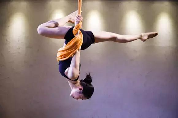 黄金100秒空中瑜伽,空中瑜伽不止是美