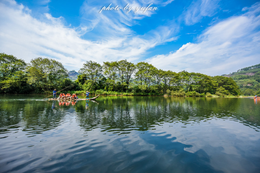 一溪九曲碧涟漪，人间仙境在武夷