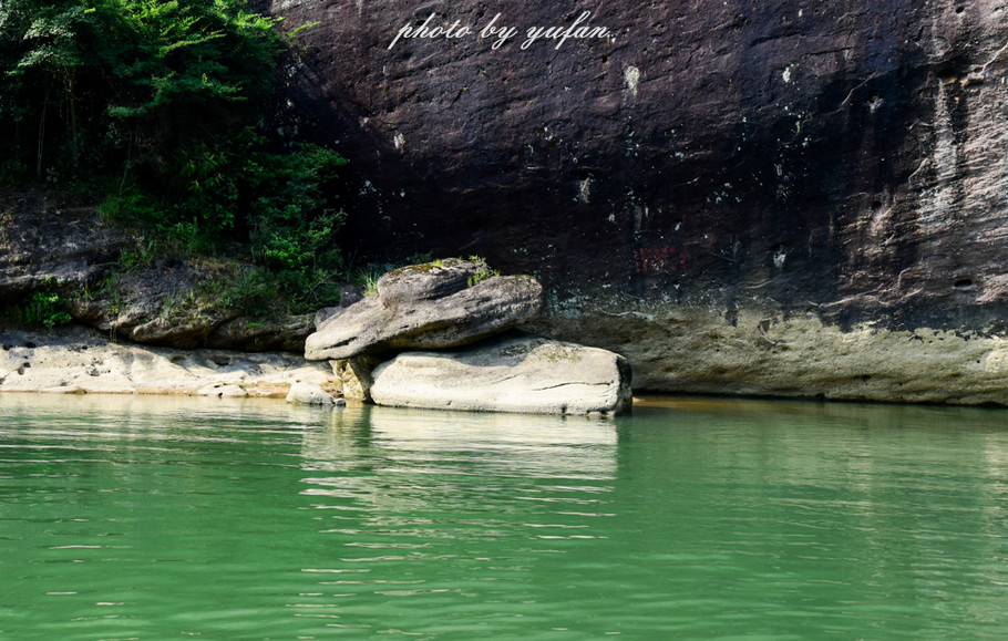 一溪九曲碧涟漪，人间仙境在武夷